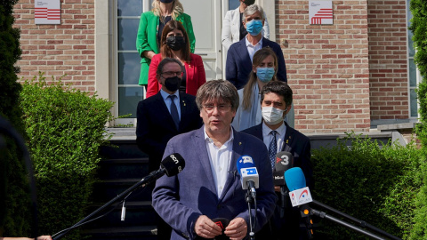 El expresident Carles Puigdemont, atiende a la prensa frente la Casa de la República, en Waterloo.