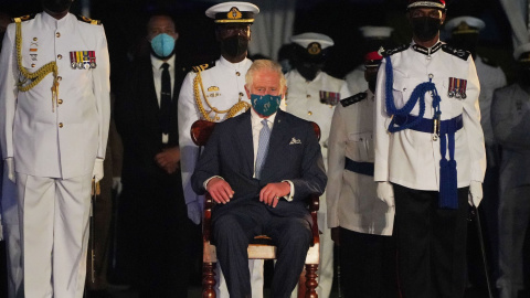 Carlos (C), Príncipe de Gales, llega a Heroes Square, para la ceremonia de inauguración presidencial, donde fue recibido por una Guardia de Honor montada