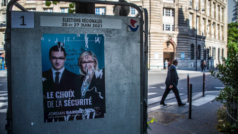 Un cartel de la formación ultraderechista francesa Agrupación Nacional en París.