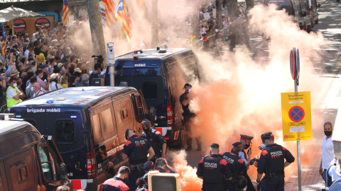 Concentración frente al Gran Teatre del Liceu, blinddado por los Mossos.