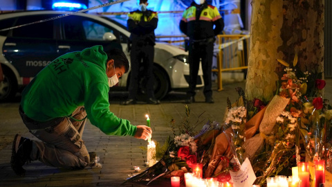 Flores y velas encendidas hoy martes en memoria por las personas fallecidas en el incendio ocurrido en un local ocupado en la Plaza Tetuan de Barcelona.