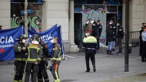 Varios mossos d'Esquadra y bomberos trabajan en el edificio donde se ha producido un incendio con víctimas mortales, en la Plaza de Tetuán, a 30 de noviembre de 2021, en Barcelona, Catalunya, (España).