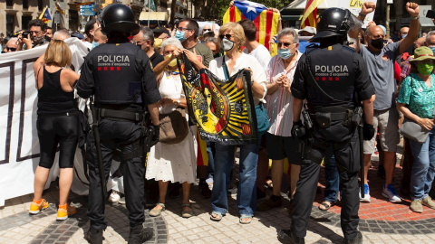 Imagen de la concentración en el exterior del Liceu de Barcelona.