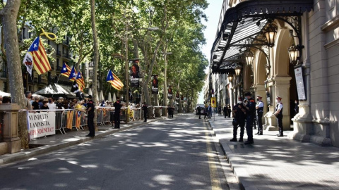 Unas 200 personas se concentran contra el acto de Sánchez en Barcelona