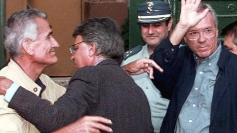 Felipe González abraza a José Barrionuevo, ex ministro del Interior de España que como Rafael Vera, ingresa a la prisión de Guadalajara en 1995.