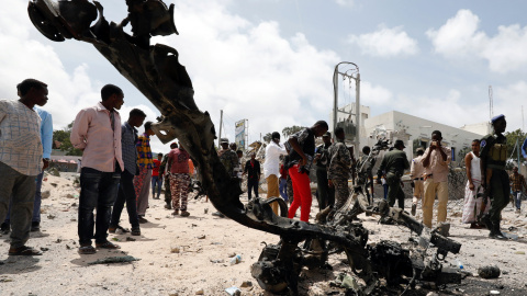 Los restos de un coche destruido tras una de las explosiones en la capital de Somalia. REUTERS/Feisal Omar