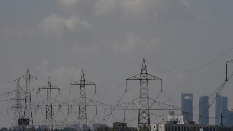 Fotografía de varias torres eléctricas tomadas desde San Sebastián de los Reyes, Madrid.