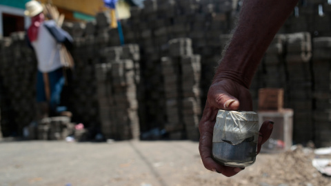 Un hombre sujeta una bomba casera frente a unas barricadas en la comunidad de Monimbo, Masaya. REUTERS/Oswaldo Rivas