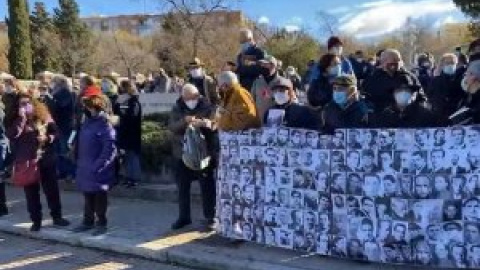 Así ha sido el homenaje a la escritora Almudena Grandes en el cementerio civil de La Almudena