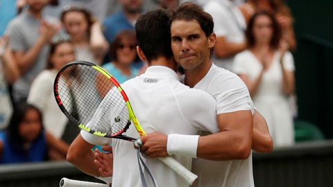 Nadal abraza a Djokovic a la conclusión del partido. (ANDREW BOYERS | EFE)