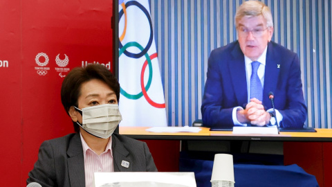 La presidenta de Tokyo 2020, Seiko Hashimoto (derecha), y el presidente de IOC en la pantalla, Thomas Bach.