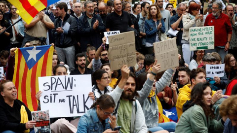 Concentración ante la delegación de Gobierno en Catalunya pidiendo diálogo / EFE