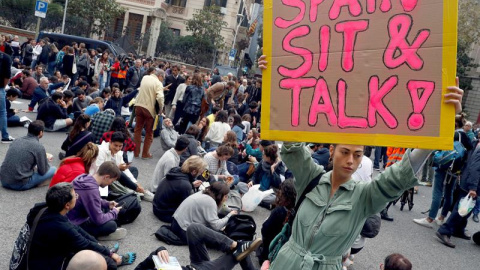 Cientos de personas se concentran ante la sede de la Delegación del Gobierno en Cataluña, convocadas por la plataforma Tsunami Democràtic ante la visita del presidente del Gobierno en funciones, Pedro Sánchez, a Barcelona. EFE/Toni Albir