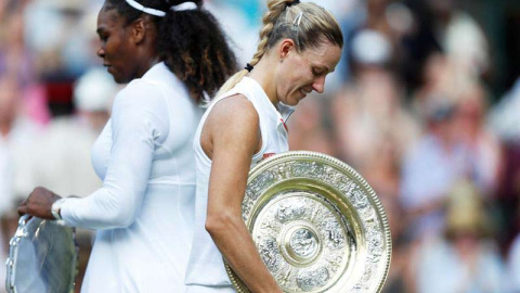 Kerber y Williams con sus respectivos trofeos. (EFE)