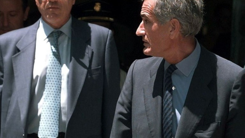 El exministro de Interior Jose Barrionuevo y el ex secretario de Estado de Seguridad Rafael Vera, a la salida del Tribunal Supremo después de una de las sesiones del juicio por los GAL, en junio de 1998. AFP/Dominique Faget