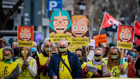 Varias personas con pancartas que rezan 'Por la libertad de información' participan en una manifestación contra la ley mordaza, a 13 de febrero de 2022, en Madrid (España).