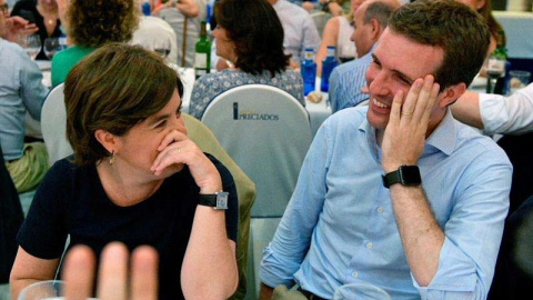 Fotografía facilitada por el Partido Popular de sus candidatos a la presidencia del partido, Soraya Sáenz de Santamaría y Pablo Casado en una reciente cena del partido. (EFE)