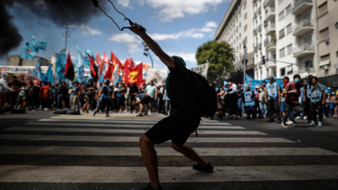 Manifestantes protestan en los alrededores del Parlamento argentino en Buenos Aires (Argentina) este 10 de marzo de 2022.