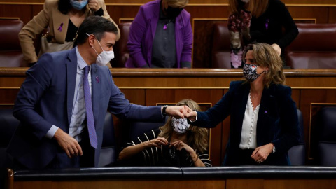 25/11/2021 El presidente del Gobierno, Pedro Sánchez, saluda a la ministra de Transición Ecológica, Teresa Ribera durante el pleno celebrado el pasado jueves en el Congreso.