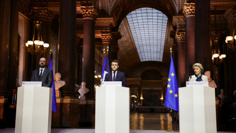 11/03/2022 La presidenta de la Comisión Europea, Ursula Von der Leyen, comparece al término de la cumbre de Versalles junto al presidente del Consejo Europeo, Charles Michel, y el presidente francés, Emmanuel Macron