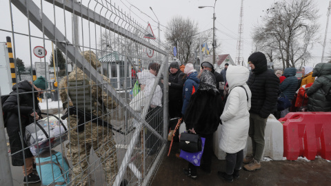 La gente espera en línea en el cruce fronterizo de Ucrania - Rumania.