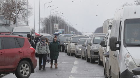 Coches esperan en línea en el cruce fronterizo de Ucrania - Rumania.