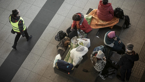 Refugiados de guerra de Ucrania en el punto de ayuda en la estación principal de tren en Wroclaw, Polonia.