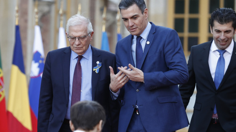 El alto representante de la Unión Europea para Asuntos Exteriores, Josep Borrell y el presidente del Gobierno, Pedro Sánchez, este jueves en Versalles.