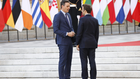 El presidente francés Emmanuel Macron (d) saluda al presidente español, Pedro Sánchez (i) a su llegada a la cumbre de los jefes de Estado y de Gobierno de la Unión Europea en Versalles.