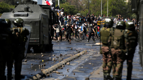 El ejército se enfrenta a los manifestantes durante las protestas en la capital del país, Santiago de Chile. / Reuters