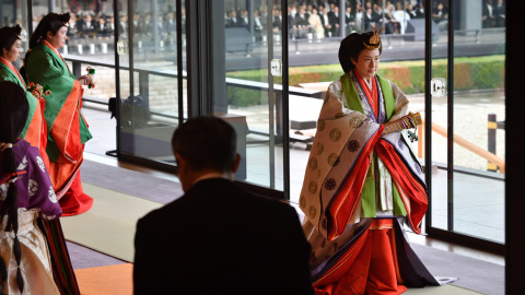 22/10/2019.- La emperatriz japonesa Masako se va al final de la ceremonia de entronización donde el emperador Naruhito proclamó oficialmente su ascensión al trono. EFE / EPA / KAZUHIRO NOGI / PISCINA