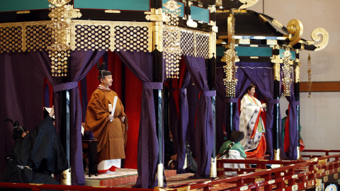 El emperador japonés Naruhito (L) y la emperatriz Masako (R) asisten a su ceremonia de entronización en el Palacio Imperial de Tokio. EFE / EPA