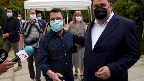 El presidente de ERC, Oriol Junqueras, acompañado por el presidente de la Generalitat, Pere Aragones, presenta su último libro 'Contra l'adversitat' este sábado en el Parc Central del Poblenou de Barcelona.