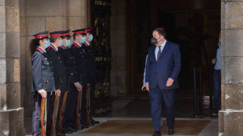 El líder de ERC, Oriol Junqueras, sale del Parlament tras la investidura del candidato de su partido como nuevo presidente de la Generalitat