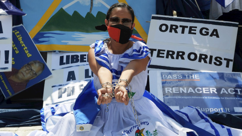 La activista Carolina Sédiles, de la Coalición por la Libertad de Nicaragua, protesta frente a la sede de la Organización de Estados Americanos (OEA), el 15 de junio en Washington ante la oleada represiva en Nicaragua.