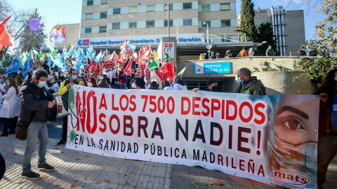 Varias personas sostienen una pancarta donde se lee "No sobra nadie", en una protesta frente al Hospital Gregorio Marañón, a 2 de diciembre de 2021.