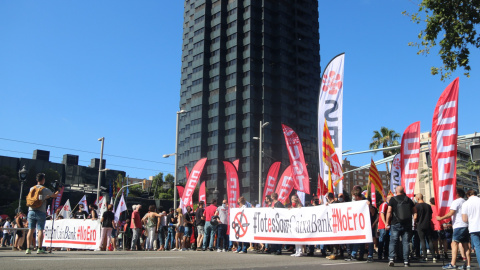 La manifestació dels treballadors de CaixaBank davant la seu del banc a Barcelona, coincidint amb la primera vaga general en la història de l'entitat. Imatge del 22 de juny de 2021.