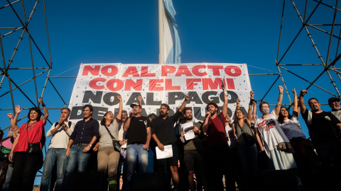 Los manifestantes participan en una protesta contra el acuerdo alcanzado entre el gobierno nacional y el Fondo Monetario Internacional (FMI).