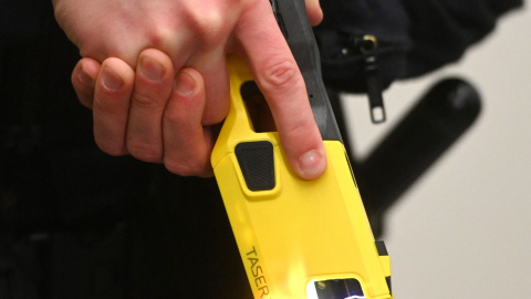 Un oficial de policía demuestra el uso de un dispositivo de electropulso a distancia TASER 7 después de una conferencia de prensa en Dortmund, Alemania occidental, el 15 de enero de 2021.