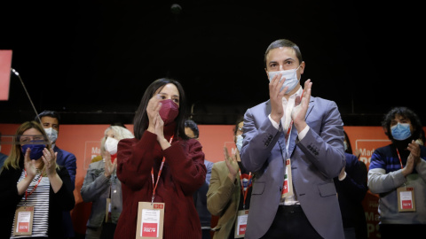 La delegada del Gobierno en Madrid, Mercedes González, junto al secretario general del PSOE de Madrid, Juan Lobato, durante un reciente comité de dirección de la agrupación socialista de Madrid ciudad.