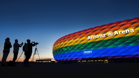 La fachada del  estadio 'Allianz Arena' iluminada con los colores de la bandera LGBTI el 09 de julio de 2016.