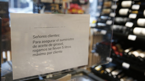 Un comercio de Madrid cuelga un cartel para racionar las compras de aceite de girasol ante el riesgo de escasez.