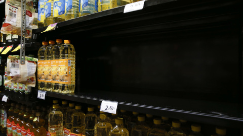 Una estantería de un comercio de Madrid, casi vacía por la escasez de aceite de girasol.