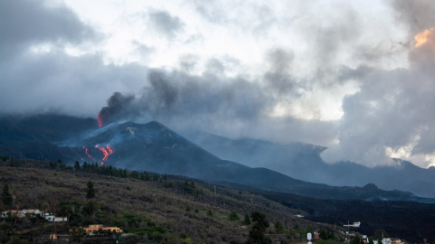 El volcán de Cumbre Vieja, en La Palma, desde el mirador de Tajuya a primera hora de este jueves.