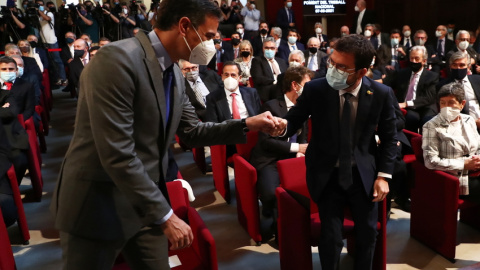 Pedro Sánchez i Pere Aragonès se saluden a un acte de la patronal catalana en què van coincidir recentment.