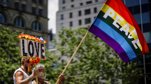 Dos manifestantes sostienen una bandera LGTBI en una imagen del 28 de junio de 2020