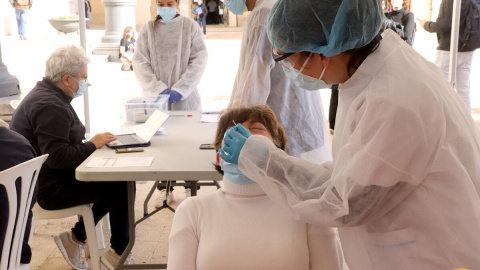 Una dona fent-se un test d'antígens a la carpa situada davant l'Ajuntament de Tarragona en el cribratge per al personal municipal que ha de participar en el procés electoral del 14-F.