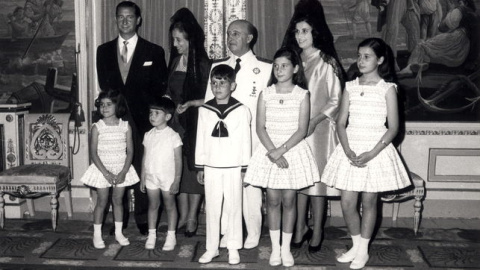 El dictador Francisco Franco posa con toda su familia durante la primera comunión de su nieto Francis Franco Martínez-Bordiú. En la primera fila: Merry, José Cristobal, Francis, Mariola y Carmen. | EFE