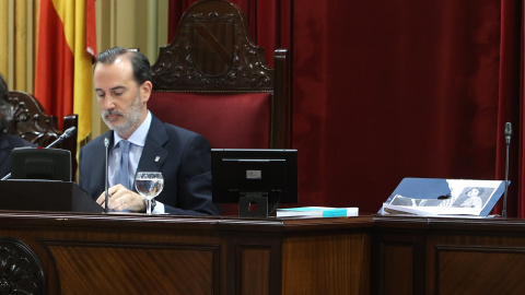 El presidente del Parlament, Gabriel Le Senne, rompe una foto de Aurora Picornell en el pleno en el que se debatía la derogación de la ley de memoria democrática