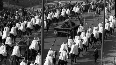 23/11/1975- Traslado de los restos de Franco desde el Palacio Real al Valle de los Caídos en 1975. / EFE